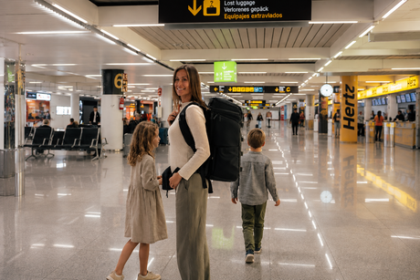 Traveling with kids – guide, packing list & tips for your flight