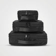 Tre svarta packkuber i olika storlekar staplade ovanpå varandra.
